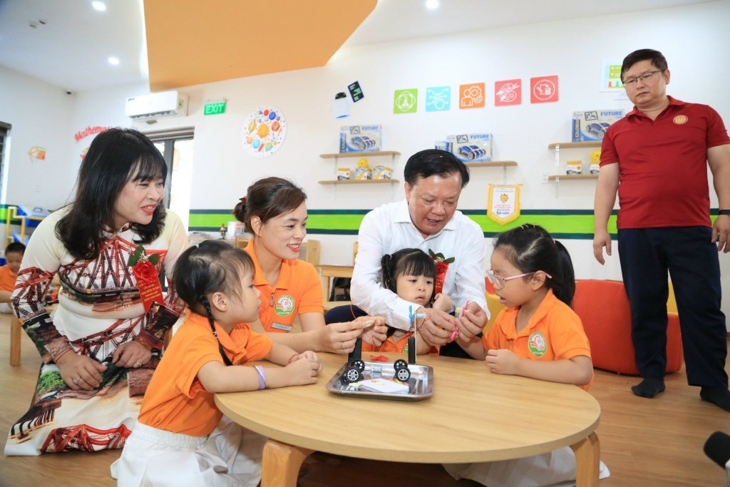 Gắn biển 6 công trình văn hóa - xã hội chào mừng Quốc khánh và thành lập quận Long Biên