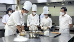 Hà Nội: Ra quân kiểm tra bánh trung thu tại các khách sạn nổi tiếng