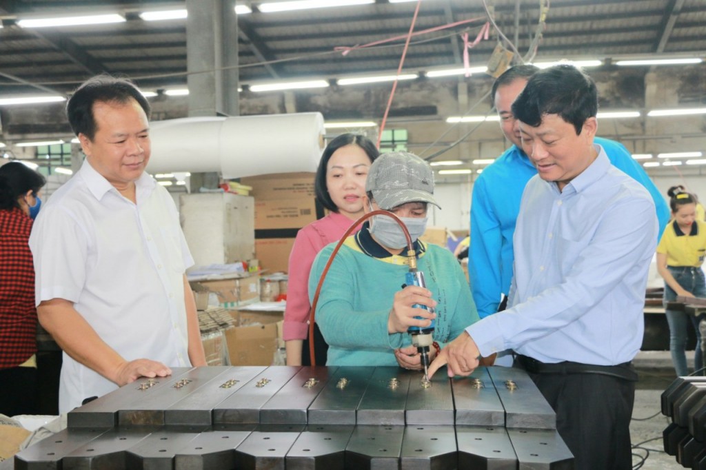 Ông Võ Văn Minh, Chủ tịch UBND tỉnh thăm và khảo sát tình hình sản xuất kinh doanh của DN