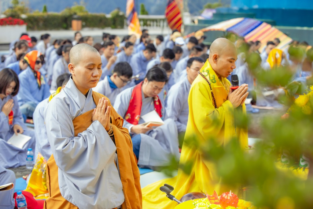 Ngàn người đổ về làm lễ Vu Lan báo hiếu trên đỉnh thiêng Fansipan