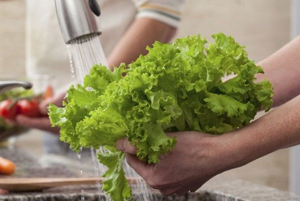  ăn rau sống có thể dẫn đến nguy cơ nhiễm độc thực phẩm do vi khuẩn E.coli và một số vi khuẩn khác.