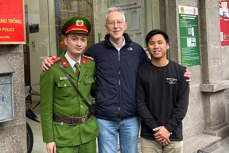 Ông Philip Marshall và anh Vương Minh Thắng chụp ảnh kỷ niệm với Đại úy Nguyễn Hồng Duy - người trực tiếp tìm kiếm, giúp gia đình đoàn tụ sau 28 năm xa cách (Ảnh: Công an cung cấp)