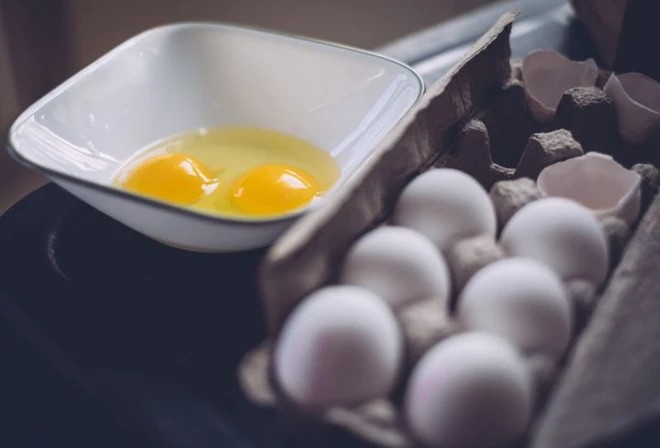 Trứng sống có thể chứa vi khuẩn Salmonella. Loại vi khuẩn này được tìm thấy nhiều trên vỏ trứng và cả bên trong trứng. 