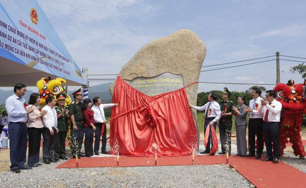 Đồng chí Nguyễn Xuân Ký, Bí thư Tỉnh ủy Quảng Ninh cùng các đại biểu và nhân dân địa phương thực hiện nghi thức gắn biển chào mừng 60 năm thành lập tỉnh.