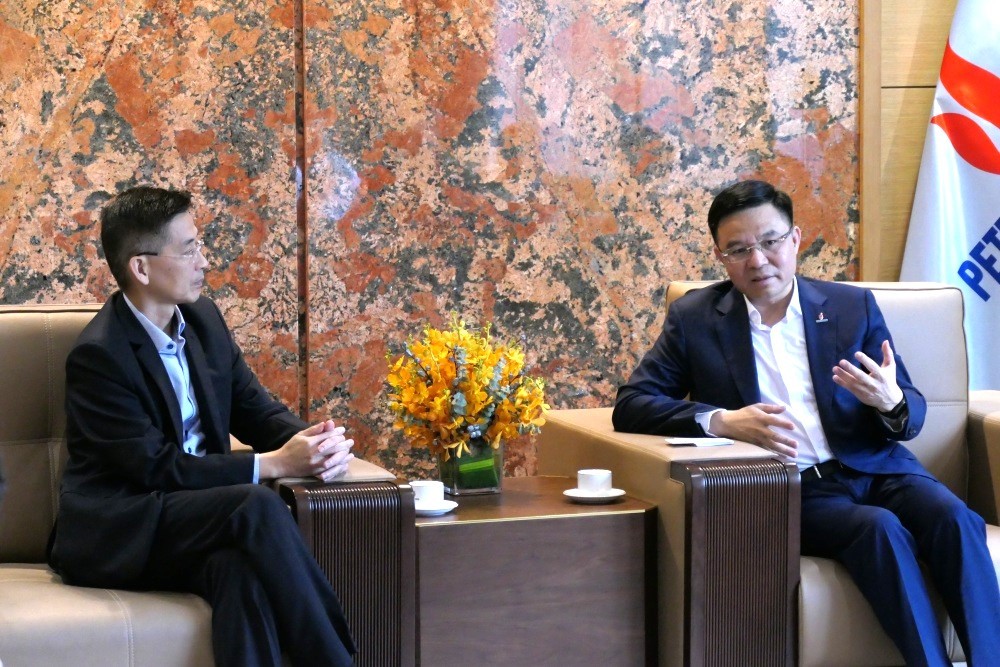 2.	Tổng Giám đốc Petrovietnam Lê Mạnh Hùng trao đổi cùng ông Wong Kim Yin - Tổng Giám đốc Sembcorp Industries (Singapore) về hợp tác phát triển năng lượng xanh