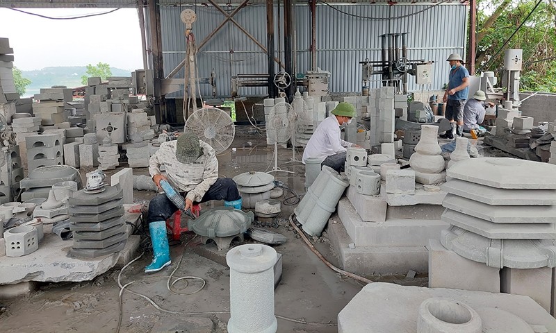 Cơ sở sản xuất đá mỹ nghệ của anh Toàn, thôn Hòa Bình, xã Hải Lựu đem lại việc làm thường xuyên cho hơn 10 công nhân với thu nhập bình quân trên 10 triệu/người/tháng.