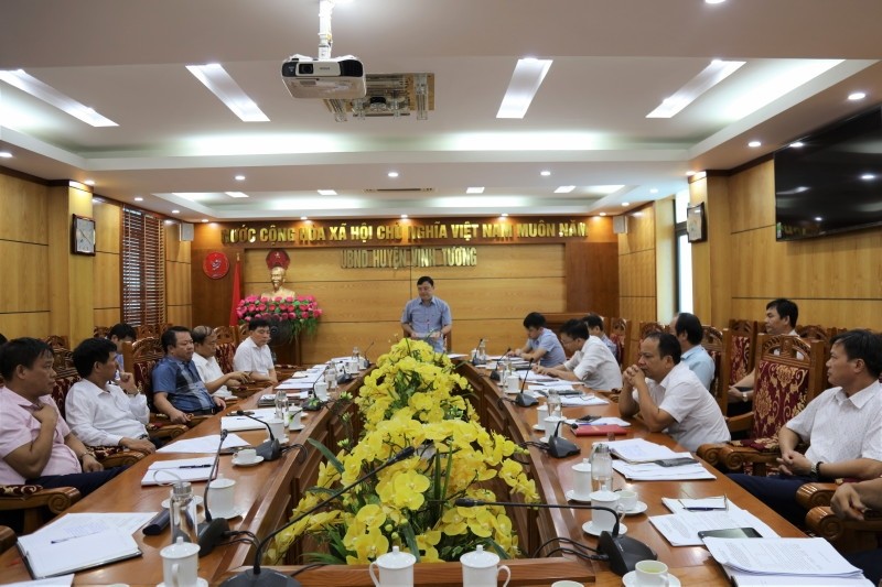 ÔngLê Nguyễn Thành Trung – Phó Bí thư Huyện ủy, Chủ tịch UBND huyện Vĩnh Tường nghe báo cáo tiến độ xây dựng Làng văn hóa kiểu mẫu.