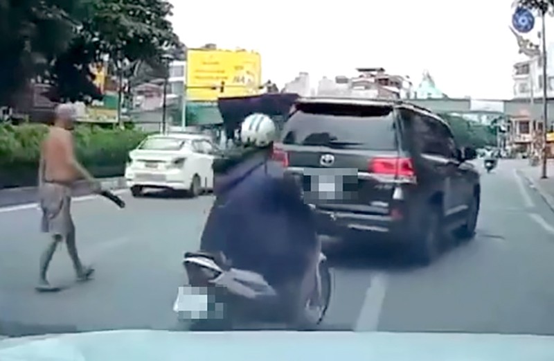 Camera ghi lại hình ảnh người đàn ông phi dao vỡ kính xe ô tô đang di chuyển trên đường Nguyễn Văn Cừ