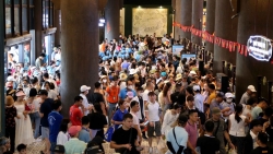Quảng Ninh: Du khách nườm nượp đến Hạ Long nghỉ lễ