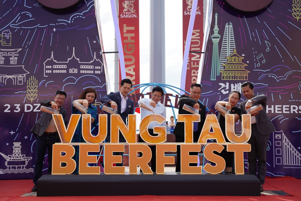 Đại diện UBND TP Vũng Tàu và SABECO thực hiện nghi thức khai mạc Lễ hội Vũng Tàu Beerfest