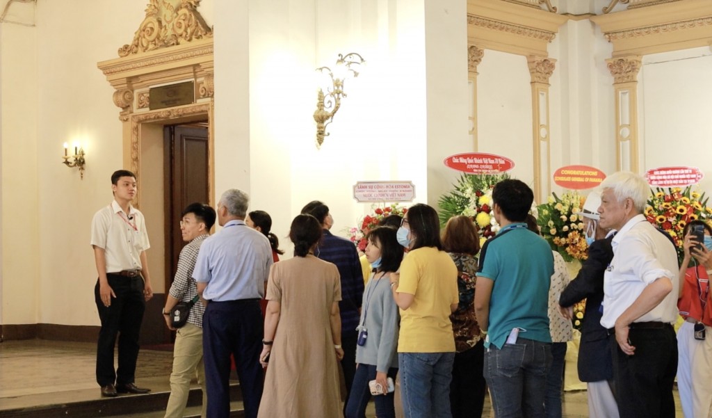 Đoàn khách tham quan trụ sở HĐND, UBND TP Hồ Chí Minh ngày 1/9