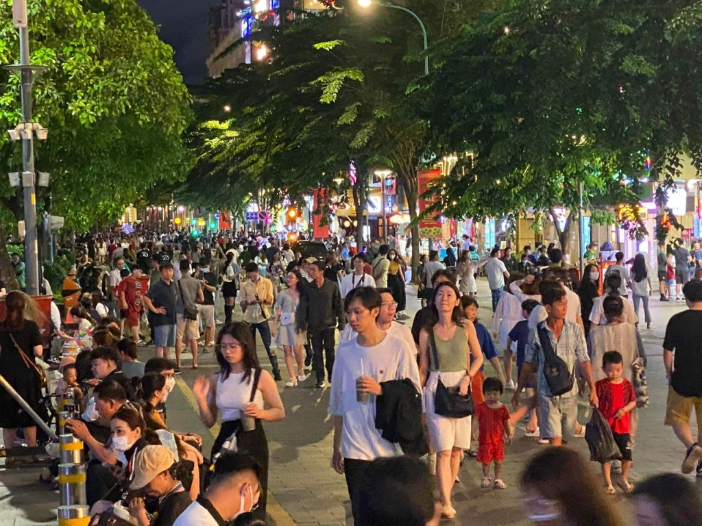 Rất đông người dân đổ về phố đi bộ Nguyễn Huệ chờ xem bắn pháo hoa