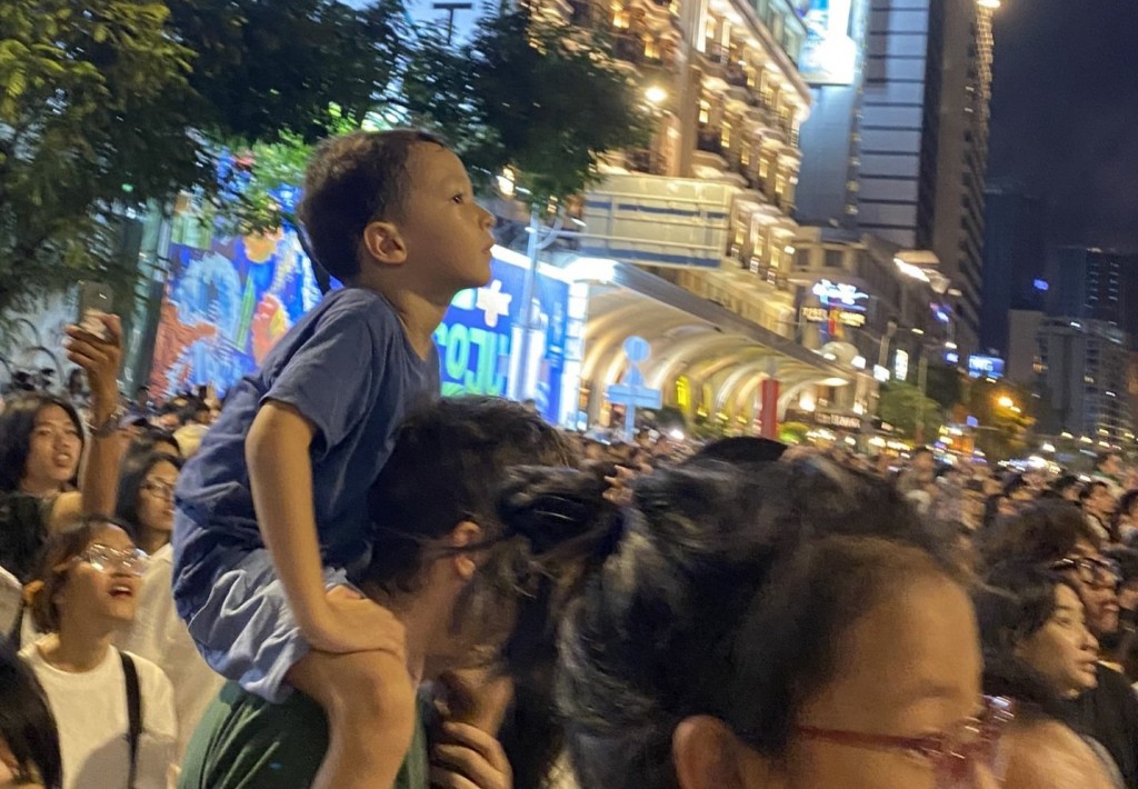 Một gia đình đứa trẻ đến xem pháo hoa
