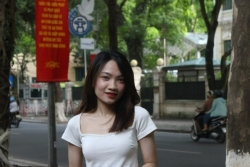 Giới trẻ chen chân “check-in” con phố mùa thu đẹp nhất Hà Nội