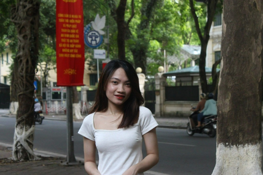 Không ít bạn trẻ muốn đến lưu giữ những bức ảnh đẹp tại con phố được mệnh danh là đẹp nhất nhì của Hà Nội