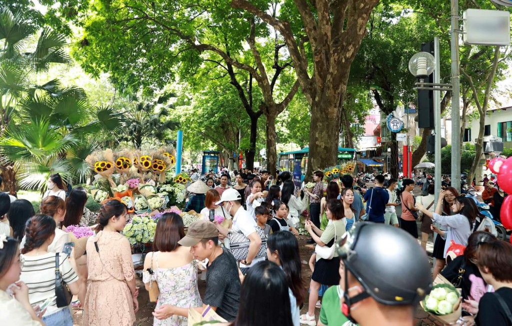 Nhiều người dân cho biết, nhất định phải chụp ảnh ở phố Phan Đình Phùng để lưu lại mùa thu Hà Nội