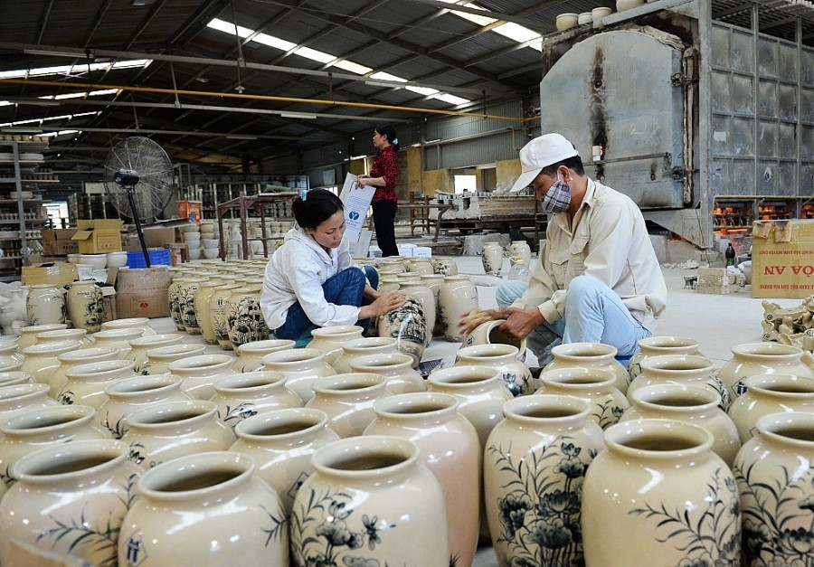 Làng nghề gốm sứ Bát Tràng - một trong những làng nghề có số lượng nghệ nhân đông nhất cả nước đã và đang phát triển nhiều sản phẩm độc đáo, tinh xảo và đạt chất lượng cao