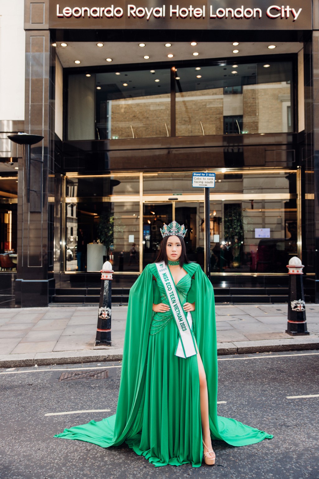 Bella Vũ và Anna Hoàng diện áo dài trên đường phố London