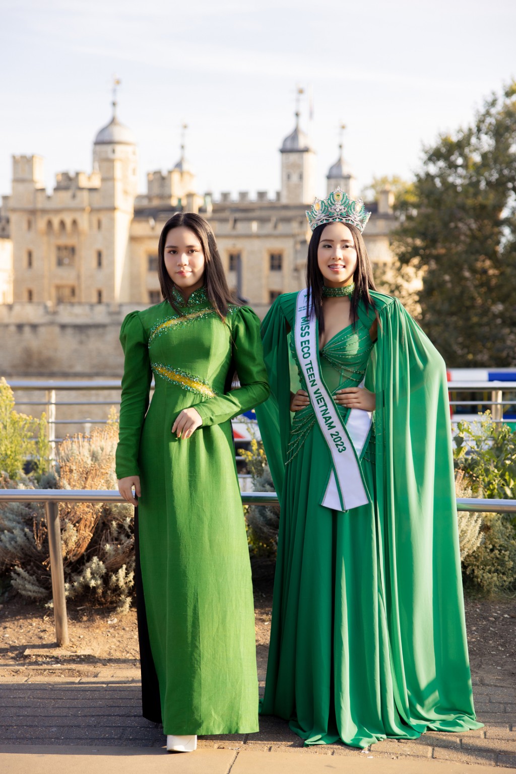 Bella Vũ và Anna Hoàng diện áo dài trên đường phố London