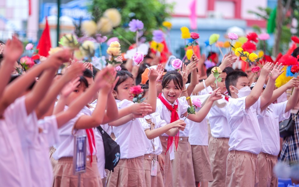 Sáng nay (5/9), hơn 2,2 triệu học sinh Thủ đô hân hoan chào đón năm học mới