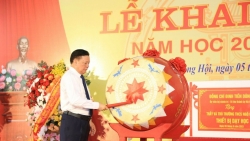 Bí thư Thành ủy Hà Nội Đinh Tiến Dũng đánh trống khai giảng năm học mới