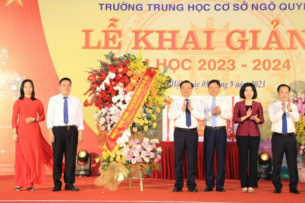 Bí thư Thành ủy Đinh Tiến Dũng đánh trống khai giảng năm học mới