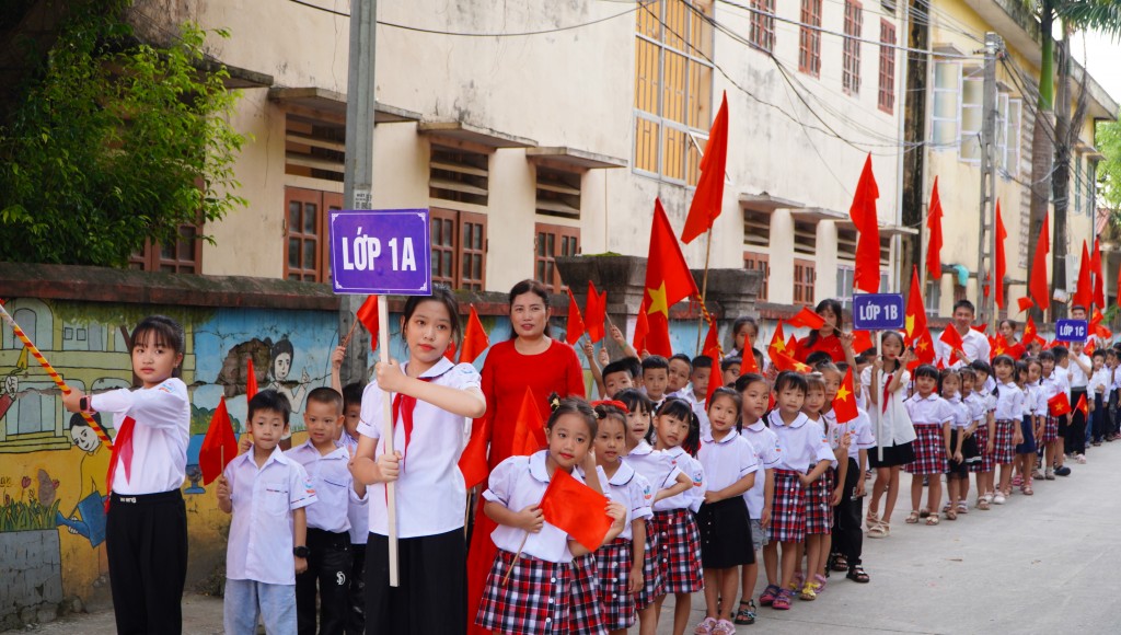 Phó Chủ tịch UBND TP Hà Nội Vũ Thu Hà chung vui ngày tựu trường với học sinh trường Tiểu học Nam Tiến A