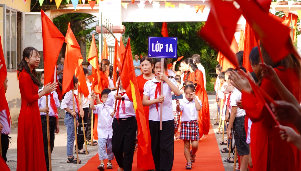 Phó Chủ tịch UBND TP Hà Nội Vũ Thu Hà chung vui ngày tựu trường với học sinh trường Tiểu học Nam Tiến A