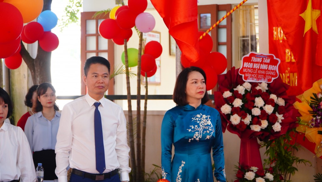 Phó Chủ tịch UBND TP Hà Nội Vũ Thu Hà chung vui ngày tựu trường với học sinh trường Tiểu học Nam Tiến A