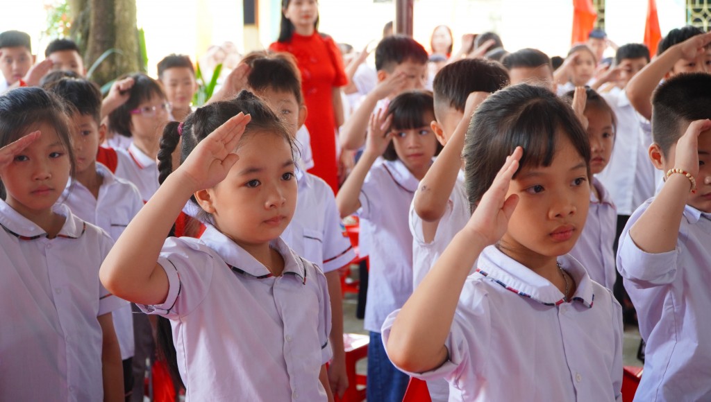 Phó Chủ tịch UBND TP Hà Nội Vũ Thu Hà chung vui ngày tựu trường với học sinh trường Tiểu học Nam Tiến A