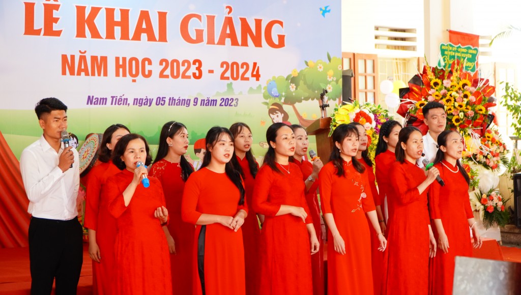 Phó Chủ tịch UBND TP Hà Nội Vũ Thu Hà chung vui ngày tựu trường với học sinh trường Tiểu học Nam Tiến A