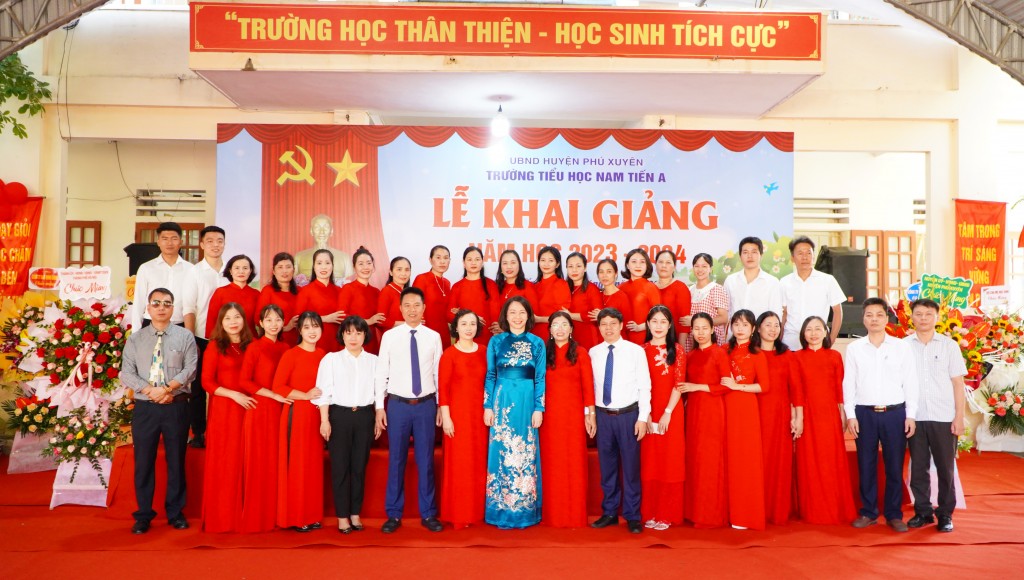 Phó Chủ tịch UBND TP Hà Nội Vũ Thu Hà chung vui ngày tựu trường với học sinh trường Tiểu học Nam Tiến A