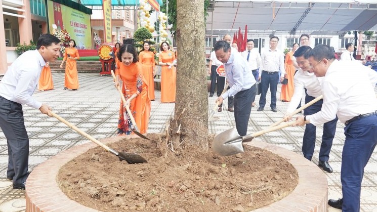 Phó Bí thư Thành ủy Hà Nội Nguyễn Văn Phong trồng cây lưu niệm, khai giảng năm học mới