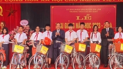 Chủ tịch HĐND TP Hà Nội chung vui cùng thầy, trò ngày khai giảng tại huyện Gia Lâm
