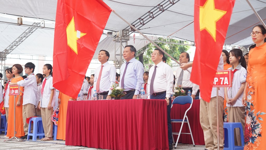 Phó Bí thư Thành ủy Hà Nội Nguyễn Văn Phong trồng cây lưu niệm, khai giảng năm học mới Phó Bí thư Thành ủy Hà Nội Nguyễn Văn Phong trồng cây lưu niệm, khai giảng năm học mới