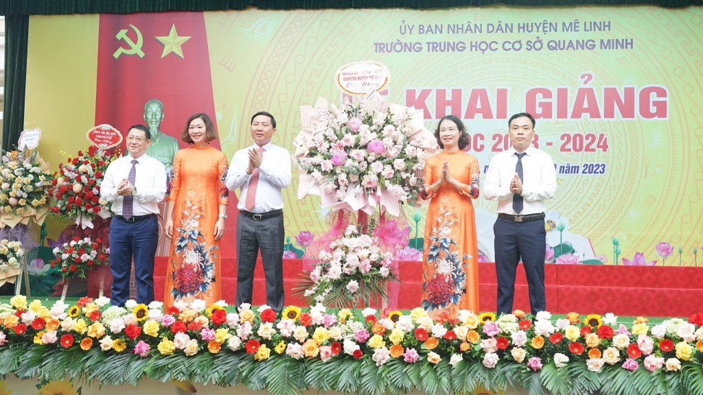 Phó Bí thư Thành ủy Hà Nội Nguyễn Văn Phong trồng cây lưu niệm, khai giảng năm học mới