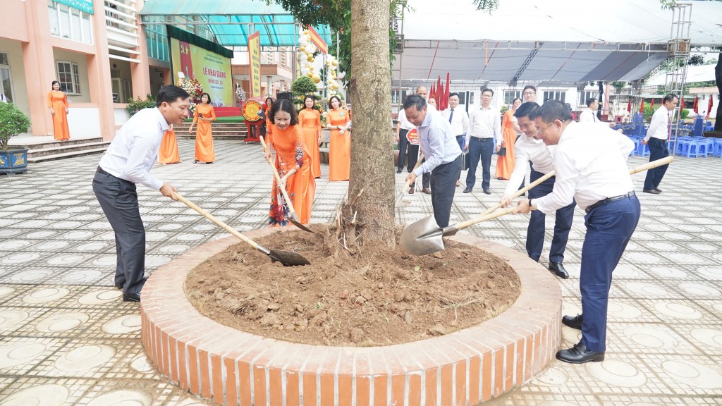 Phó Bí thư Thành ủy Hà Nội Nguyễn Văn Phong trồng cây lưu niệm, khai giảng năm học mới