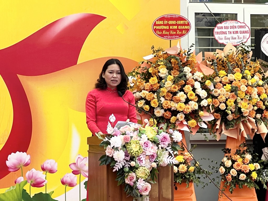 Cô Nguyễn Thị Ngân Bình - Hiệu trưởng trường Tiểu học Kim Giang phát biểu tại lễ khai giảng