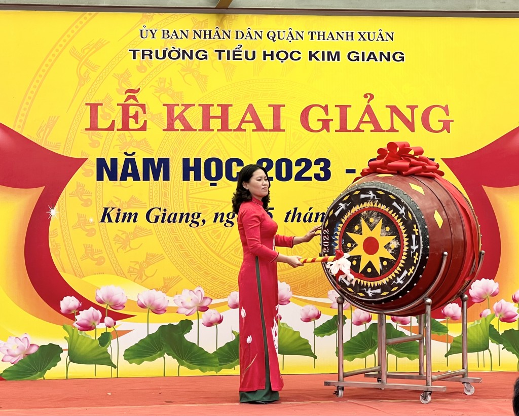 Cô Nguyễn Thị Ngân Bình - Hiệu trưởng trường Tiểu học Kim Giang đánh trống khai giảng năm học mới