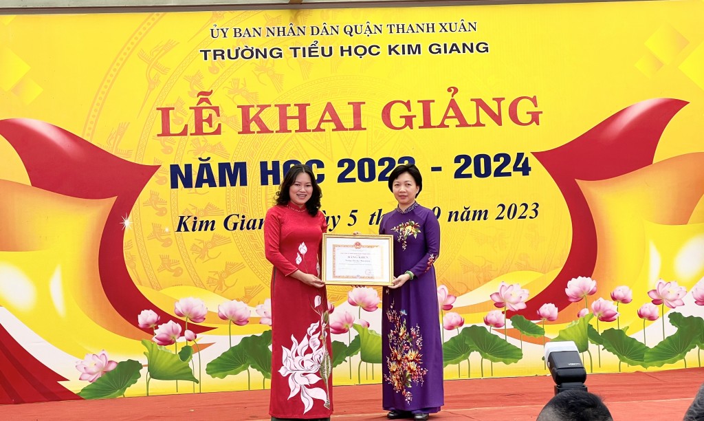 Trường Tiểu học Kim Giang đón nhận bằng khen của UBND quận Thanh Xuân