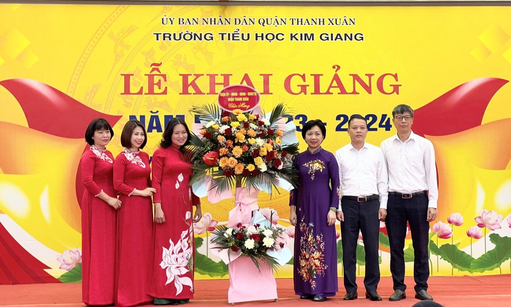 Lãnh đạo quận Thanh Xuân chúc mừng lễ khai giảng của thầy và trò trường Tiểu học Kim Giang