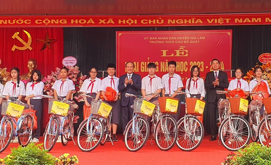 Chủ tịch HĐND TP Hà Nội chung vui cùng thầy, trò ngày khai giảng tại huyện Gia Lâm