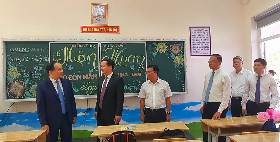 Chủ tịch HĐND thành phố Hà Nội dự khai giảng năm học mới tại huyện Gia Lâm