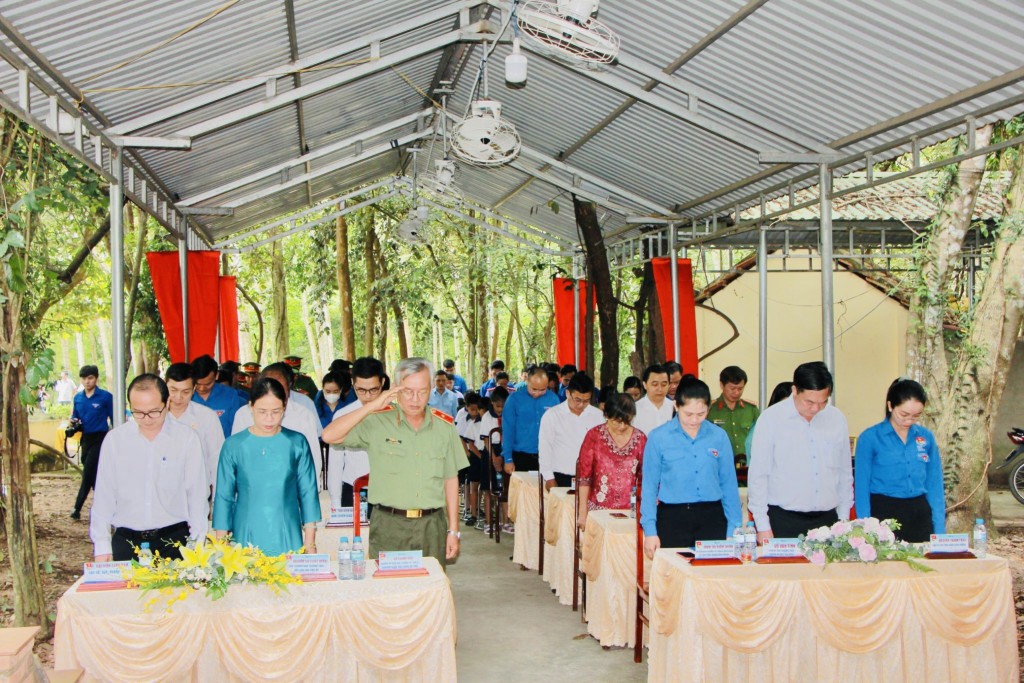 3.	Các đại biểu mặc niệm tưởng nhớ công ơn Chủ tịch Hồ Chí Minh