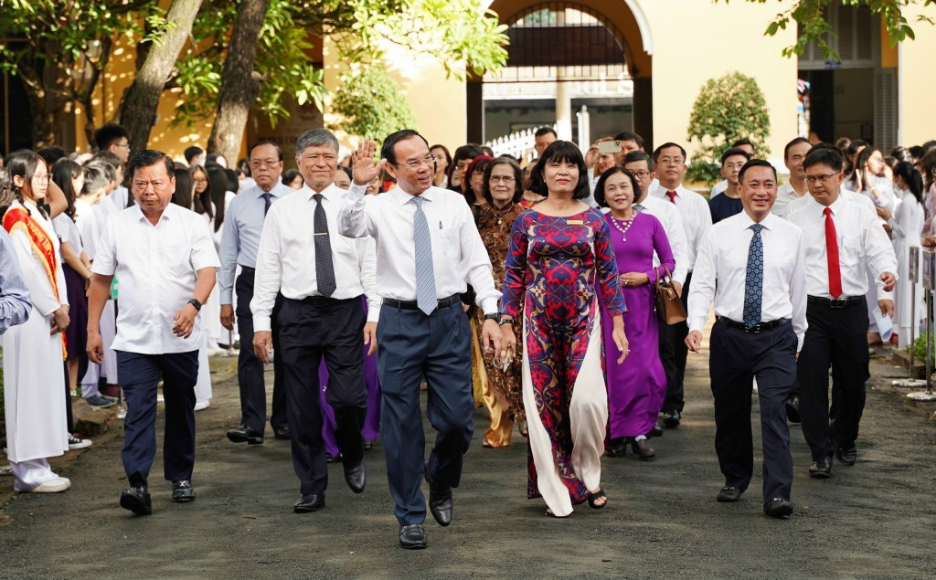 Bí thư Thành ủy TP Hồ Chí Minh Nguyễn Văn Nên tham dự lễ Khai giảng tại trưởng THPT Nguyễn Thị Minh Khai, Quận 3 vào sáng nay