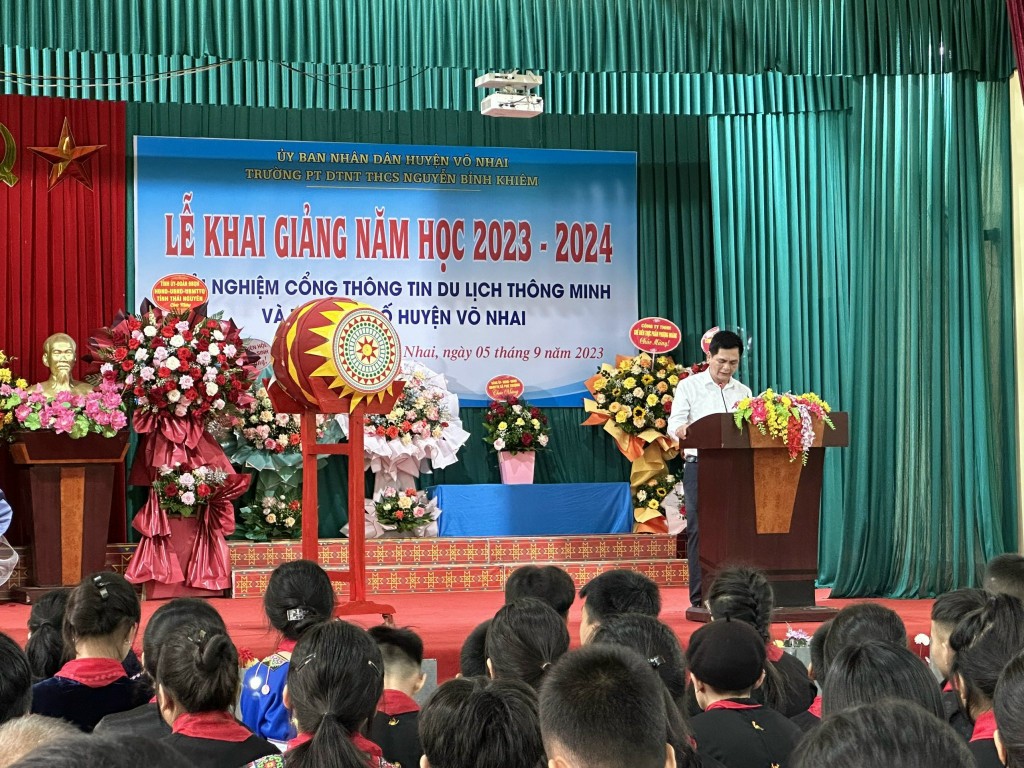Đồng chí chí Nguyễn Lâm Thành - Phó Chủ tịch Hội đồng Dân tộc Quốc hội phát biểu trong lễ khai giảng tại Thái Nguyên