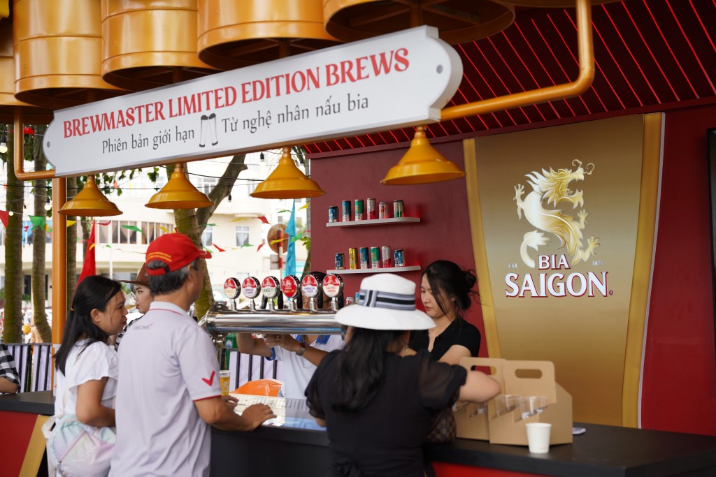 Khách tham quan khám phá 5 vị bia phiên bản giới hạn của Bia Saigon tại Lễ hội