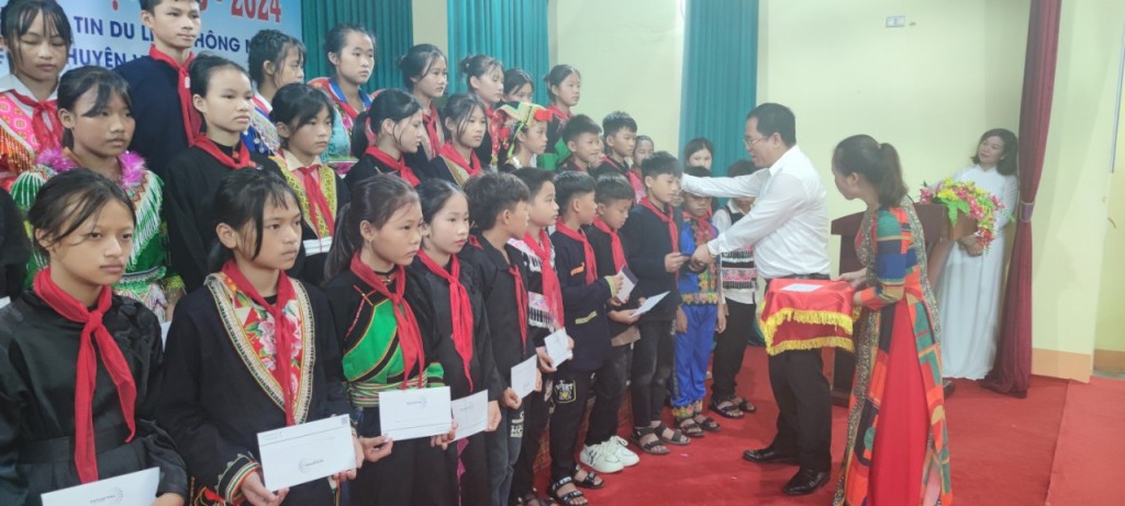 Ông Hoàng Quốc Việt - đại diện Vietsoftpro tặng học bổng tới học sinh trường PTDTNT THCS Nguyễn Bỉnh Khiêm