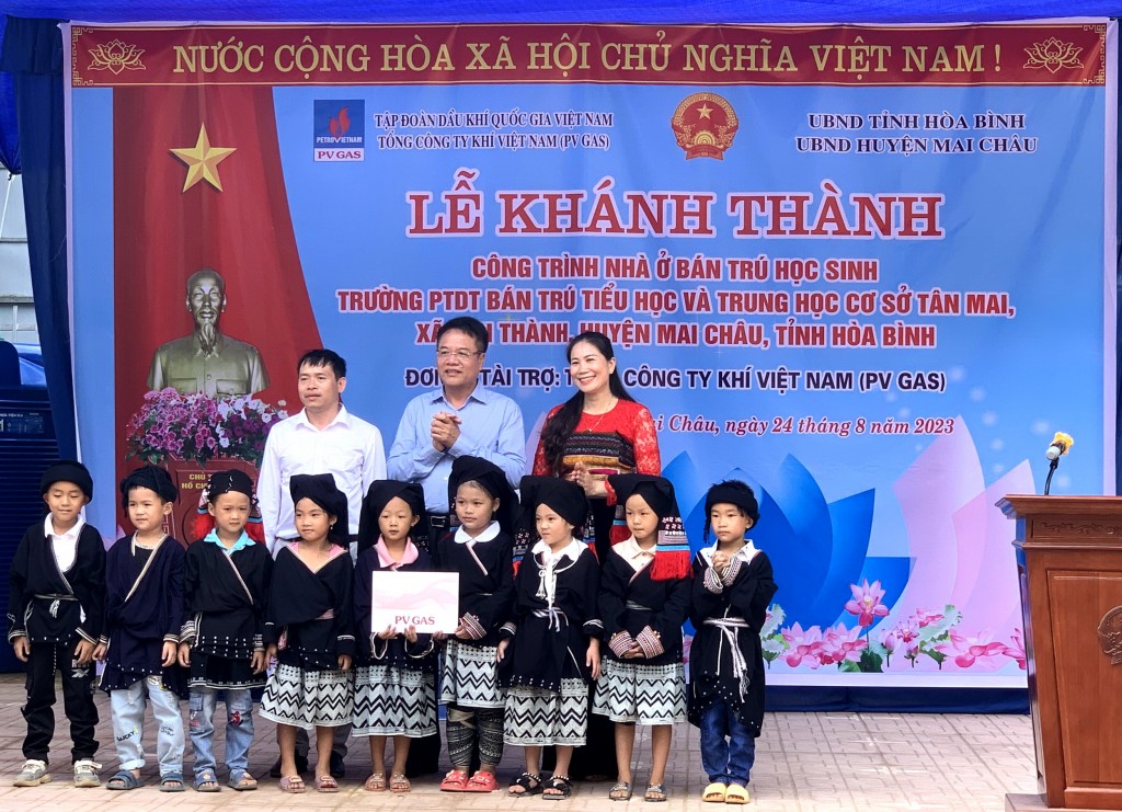 Chia vui cùng thầy trò Trường Phổ thông dân tộc bán trú Tân Mai, xã Tân Thành, huyện Mai Châu, tỉnh Hòa Bình