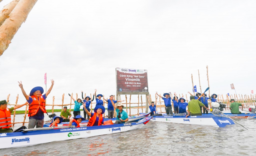 Nhân viên Vinamilk tham gia khoanh nuôi tái sinh rừng ngập mặn có diện tích 25ha do công ty thực hiện tại Cà Mau (cuối tháng 8/2023)